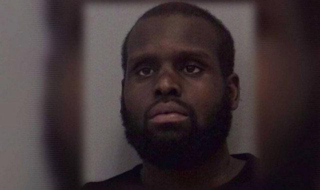 Άφησε τα δίδυμα κορίτσια του στο αμάξι και πήγε να κάνει σεξ! (βίντεο)