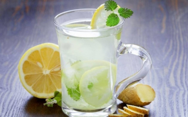 Νερό με λεμόνι και μέντα για λαμπερό δέρμα