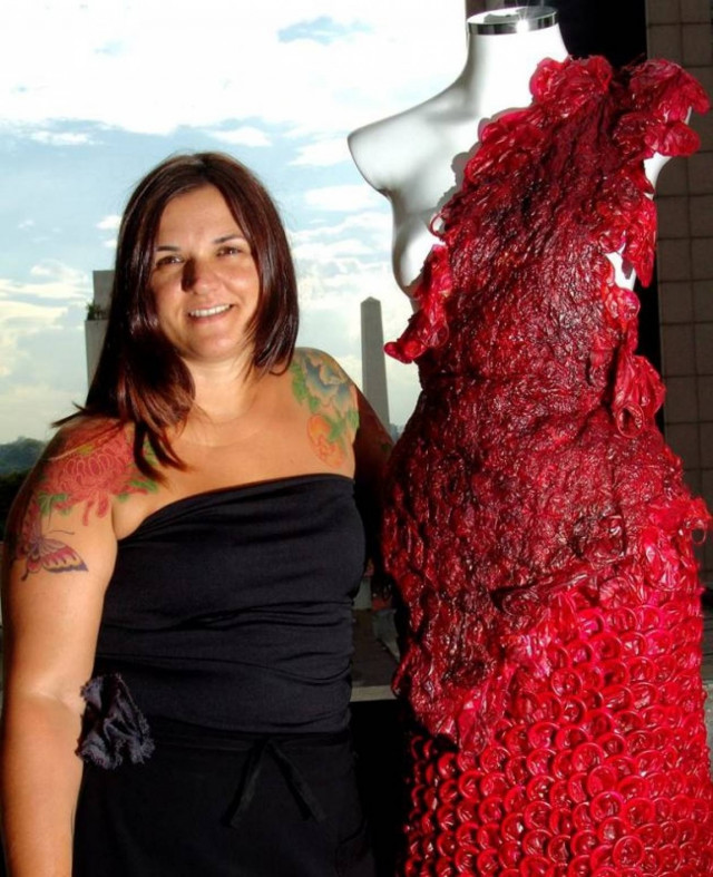 Έφτιαξε φόρεμα από... προφυλακτικά!