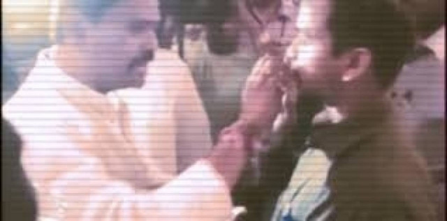 Βουλευτής ανάγκασε μουσουλμάνο να φάει εν μέσω Ραμαζανιού (video)