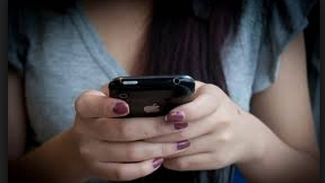 Βγάζει γυμνές selfie στη μέση του δρόμου! (video)