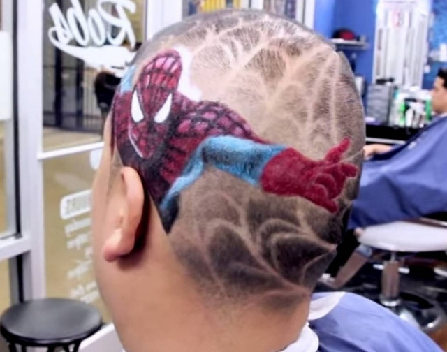 Κομμωτήριο σας κάνει όποιον... ήρωα θέλετε στο κεφάλι! (video)