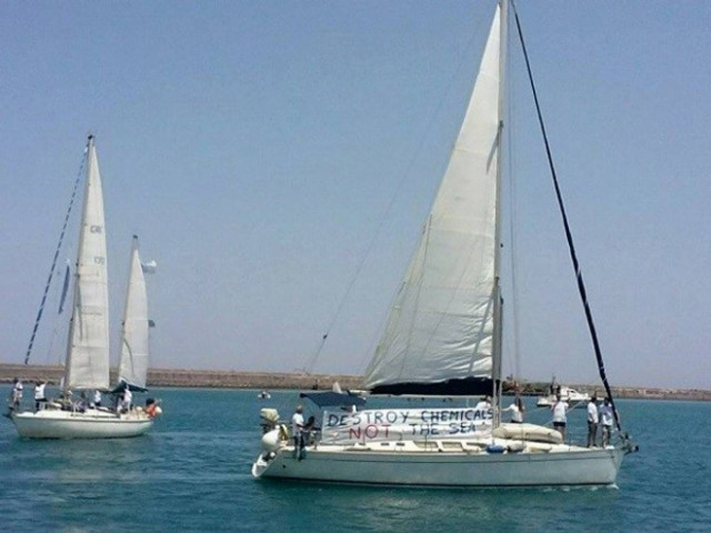 Χανιά: Διαμαρτυρία εν πλω, με τρία σκάφη για τα χημικά της Συρίας