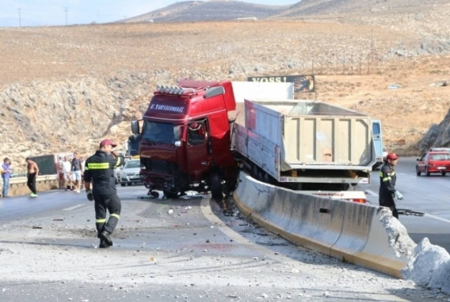 Κρήτη: Ντελαπάρισε νταλίκα και «προσγειώθηκε» σε ΙΧ (pics)