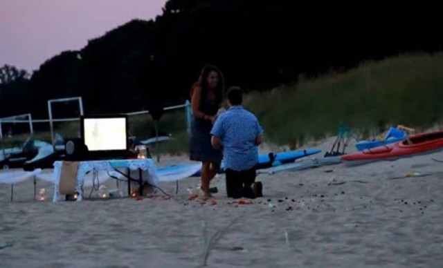 Με τέτοια πρόταση γάμου γίνεται να πεις όχι; (video)