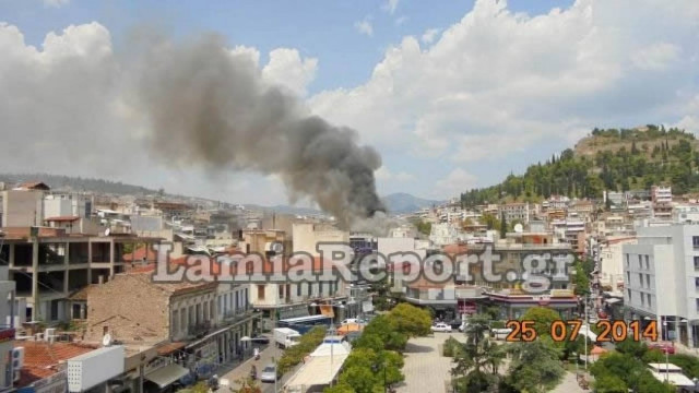 Συναγερμός στη Λαμία - Φωτιά στο κέντρο της πόλης (pics)
