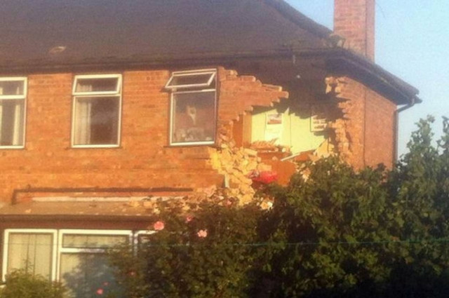 «Ιπτάμενο» αυτοκίνητο γκρέμισε τον όροφο σπιτιού (pics)