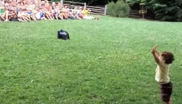 Πιτσιρικάς 15 μηνών καθοδηγεί 500 ατόμα (vid)!