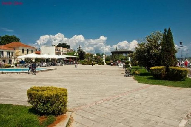 Έκλεψαν παγκάκια από πλατεία της Πρέβεζας