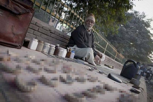 Δελχί: πλανόδιος οδοντίατρος στήνει το«ιατρείο» του στο δρόμο (φωτο)