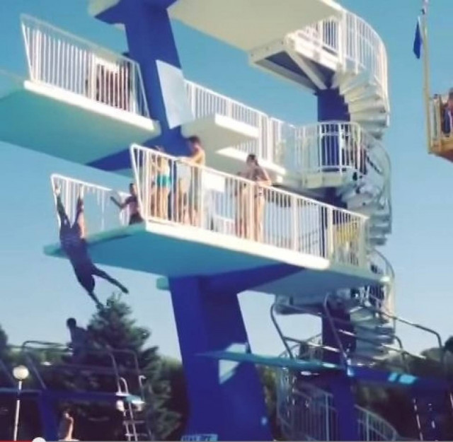 Η πιο αποτυχημένη βουτιά σε πισίνα! (vid)