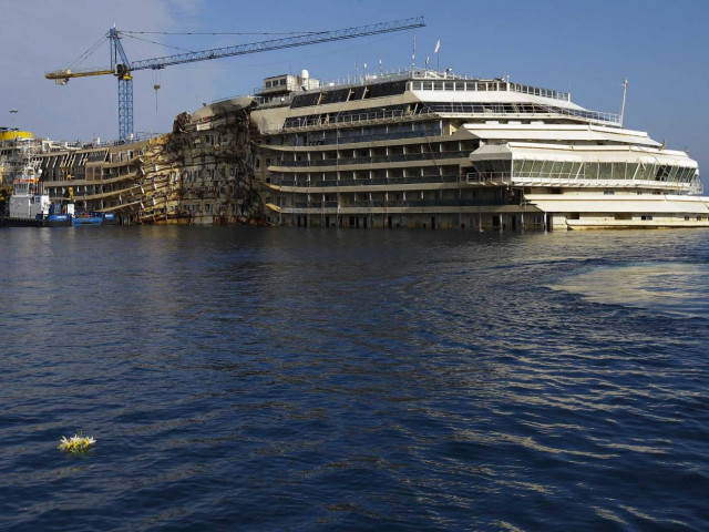 Το Costa Concordia προσεγγίζει τη Γένοβα