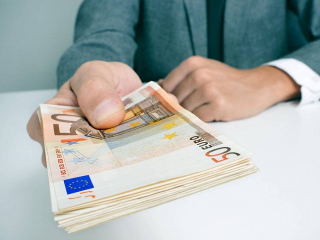 Τέσσερις στους δέκα αμείβονται με λιγότερα από 750 ευρώ μεικτά