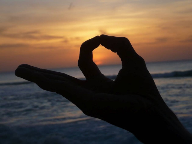 Ρόδος: Την εξασθένησε με ασκήσεις γιόγκα και την βίασε