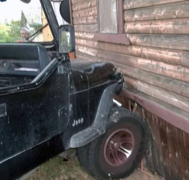 Νήπιο τράκαρε με το αμάξι και μετά πήγε σπίτι να δει παιδικά!