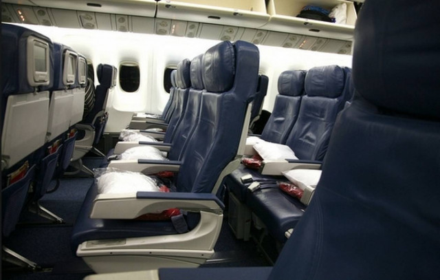 Παππούδες έβαλαν τον εγγονό να κάνει τα... χοντρά του στη μέση του αεροπλάνου! (βίντεο)