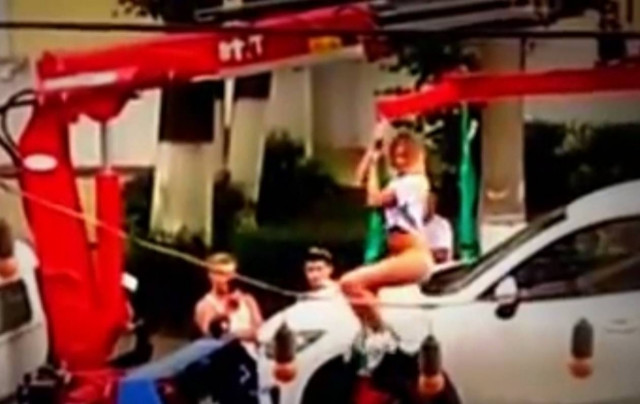 Γδύθηκε για να δωροδοκήσει αξιωματικό! (βίντεο)