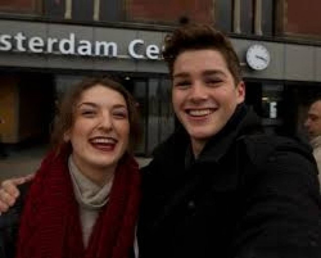 Το βίντεο που κάνει θραύση στο YouTube: Ταξίδεψε 16.000χλμ για την αγαπημένη του