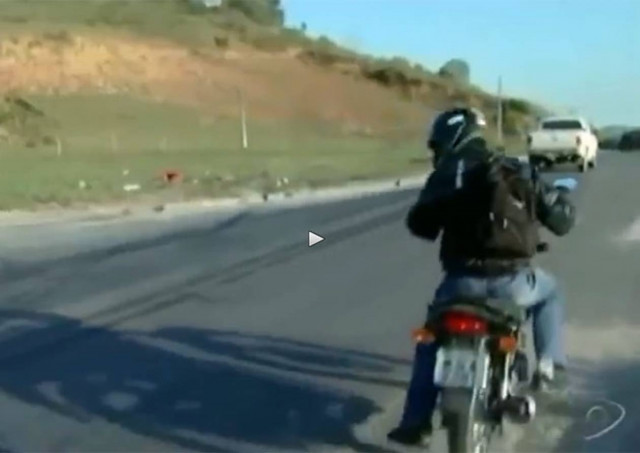 Βίντεο: Έδωσε συνέντευξη για τα ατυχήματα και... δείτε τι έπαθε αμέσως μετά