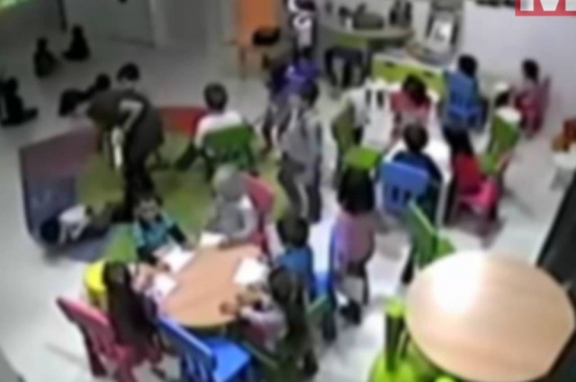 Ρουμανία: Νηπιαγωγοί χτυπούσαν και έδιναν κρασί σε παιδιά (video+photos)