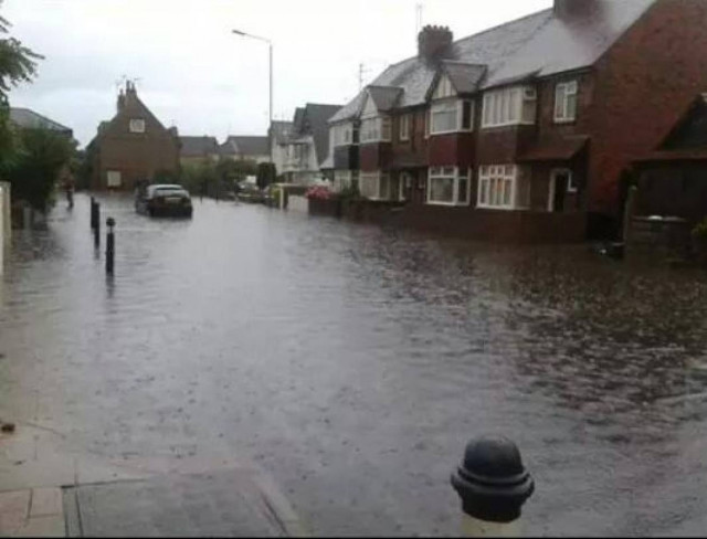 Τρελάθηκε ο καιρός στη Βρετανία - Ξαφνικό κύμα κακοκαιρίας (vid+pics)