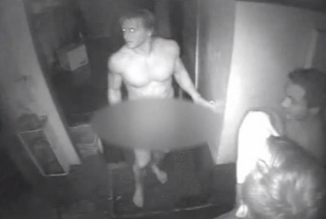 Τρεις γυμνοί ληστές έκλεψαν... χάμπουργκερ! (βίντεο)