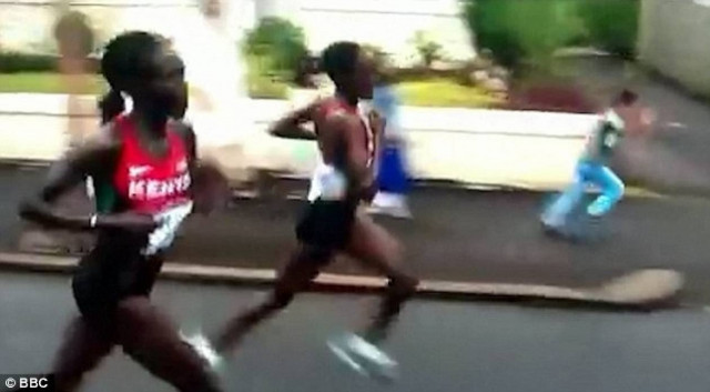 Πήγε να τα βάλει με... μαραθωνοδρόμους και έσπασε τα μούτρα του! (βίντεο)