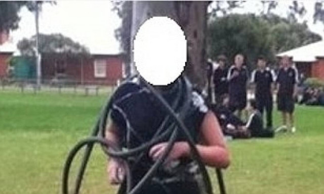 Εικόνα που σοκάρει: Έδεσαν 9χρονη σε δέντρο και την κακοποίησαν σεξουαλικά