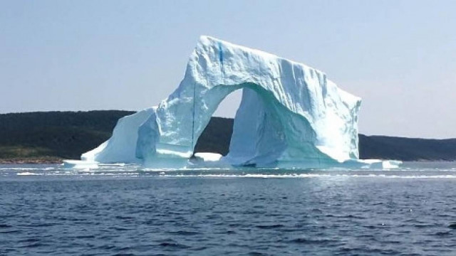 Βίντεο: Η στιγμή που παγόβουνο κατέρρευσε μπροστά τους