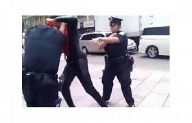 Ο Spiderman τα έβαλε με... αστυνομικούς! (βίντεο)