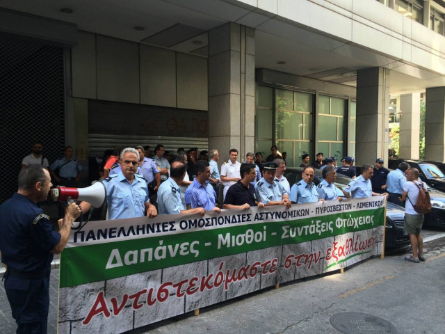 ΦΩΤΟΡΕΠΟΡΤΑΖ: Στο υπουργείο Οικονομικών οι αστυνομικοί