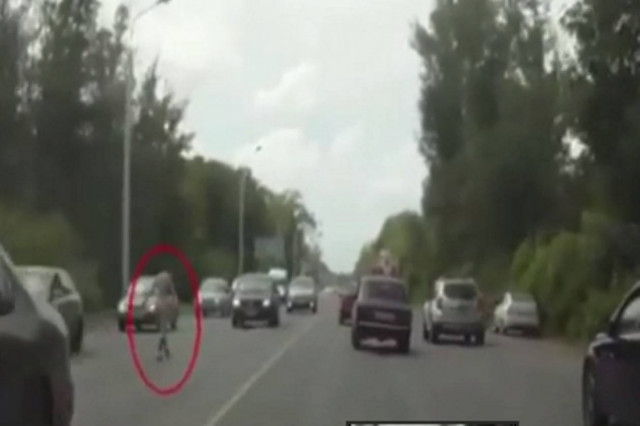 Ρωσίδα έτρεχε γυμνή στο αντίθετο ρεύμα! (video)