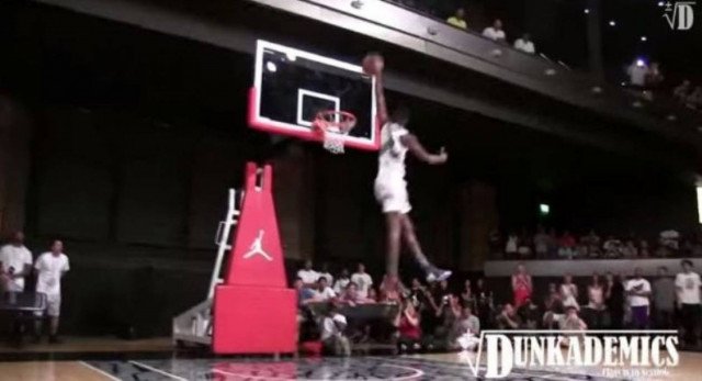 Το έκανε όπως ο Τζόρνταν! (video)