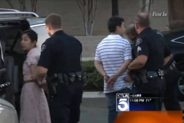 ΗΠΑ: Κλείδωσε τα παιδιά της στο αυτοκίνητο για ένα... στοματικό! (vid+phs)