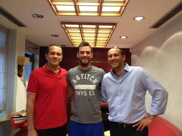 Μένει στον Ολυμπιακό ο Μάντζαρης (photos)