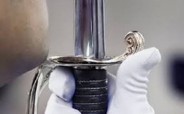 Υπ. Δημόσιας Τάξης: Η λιτότητα... «έφαγε» τα ξίφη