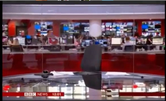 Το δελτίο ξεκίνησε αλλά η καρέκλα του παρουσιαστή ήταν... κενή! (βίντεο)