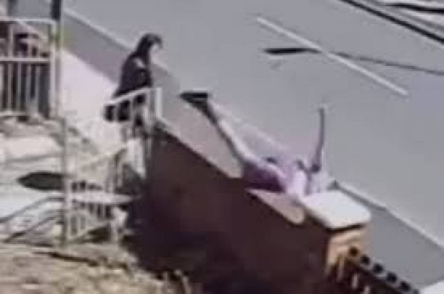 Ήθελε να την εντυπωσιάσει και τσακίστηκε! (βίντεο)