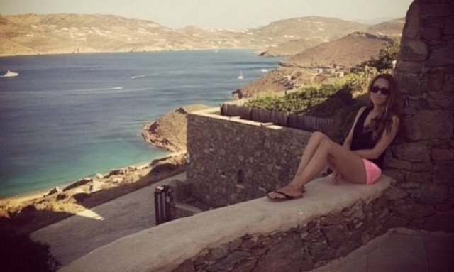 Με τα διδυμάκια της η Καλομοίρα σε παραλία της Ελλάδας! (pics)