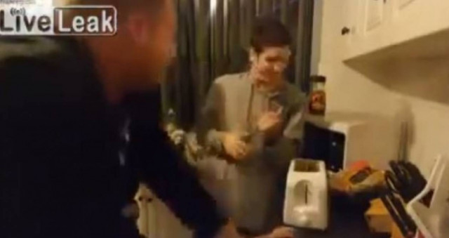 Να γιατί ΔΕΝ πρέπει να βάζετε μαχαίρι στη φρυγανιέρα