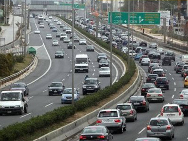 Εγκαταλείπουν την πρωτεύουσα οι Αθηναίοι