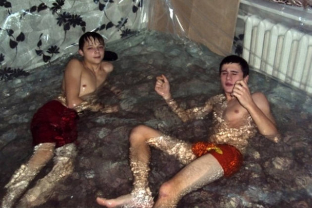 Έκαναν το σαλόνι τους... εσωτερική πισίνα! (pics)