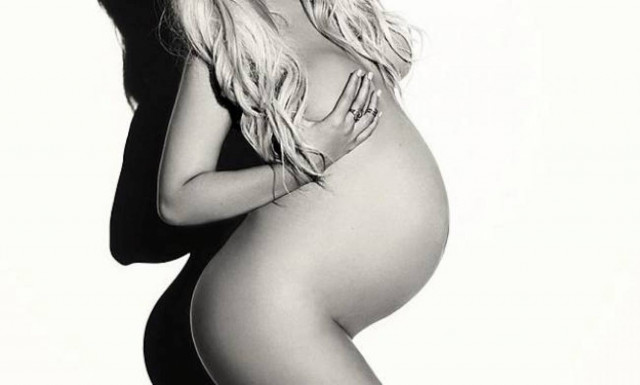Ποζάρει γυμνή λίγο πριν γεννήσει!