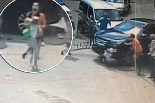 Βίντεο- σοκ: Αυτοκίνητο πατάει παιδί! (βίντεο)