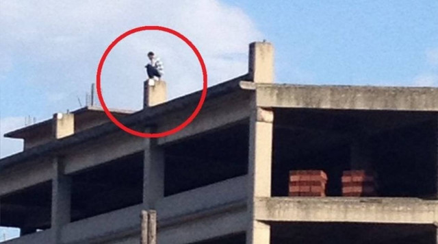 Θεσσαλονίκη: Άνδρας απειλεί να πηδήξει στο κενό