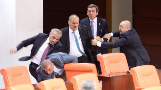 Άναψαν τα αίματα στην τουρκική βουλή! Πιάστηκαν στα χέρια  (pics+video)