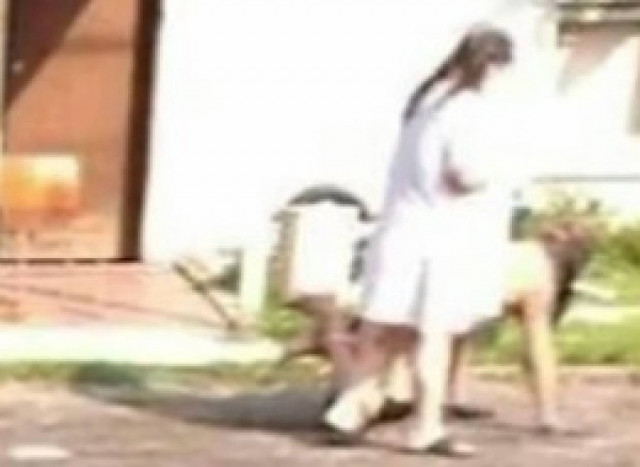 Σάλος στο διαδίκτυο: Έβγαλε βόλτα με το λουρί το... γυμνό της φίλο