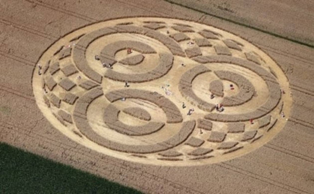 Βίντεο: Μυστήρια σημάδια εμφανίστηκαν από το πουθενά σε χωράφι