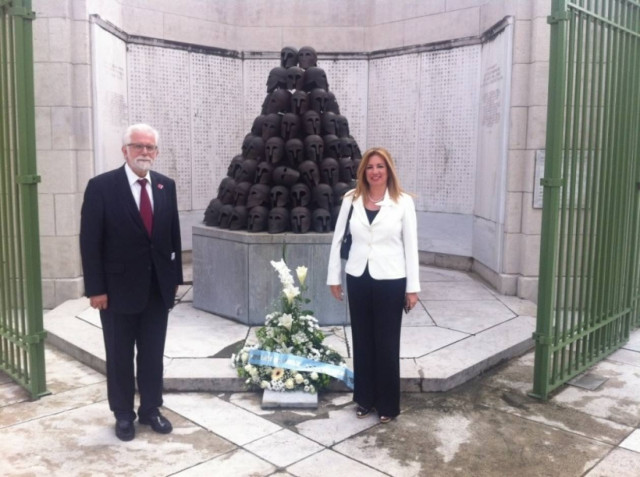 Δεν γελάμε σε όλες τις φωτογραφίες κυρία Γεννηματά