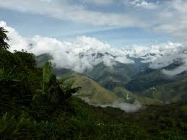 Αυτοκίνητα ακροβατούν στο χείλος του γκρεμού! (pics)